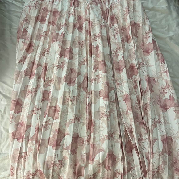 Never worn skirt from Shein size Large. - Picture 4 of 4